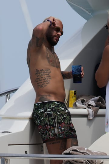 Las fotos de Neymar en Ibiza que suscitan comentarios