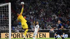 Areola despeja un balón ante Alemania.