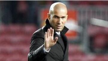 Zidane saludando durante un entrenamiento madridista.