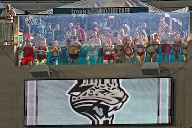 Hay estadios climatizados, con calefacción en invierno y aire acondicionado en verano, pero el EverBank Stadium,  el hogar de los Jacksonville Jaguars, va un paso más allá. Un grupo de aficionados observa el partido de la NFL entre el equipo local y los Kansas City Chiefs desde una de las piscinas de la zona VIP con las que cuenta el recinto deportivo.