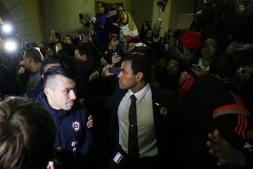 Los jugadores de la Roja recibieron el apoyo de los hinchas en la previa del amistoso ante Suecia.