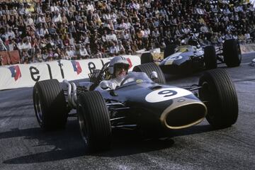 1967 será el año de Denny Hulme. Ganaría dos victorias en Mónaco y Alemania y otros seis podios a asumir, para sorpresa de todos, el título mundial frente a los favoritos, como su jefe de escuadra y compañero, Jack Brabham.