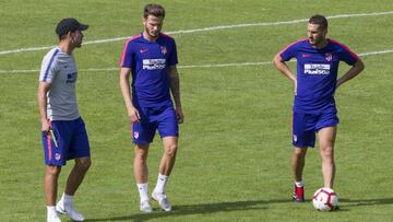 Simeone, con Koke y Saúl en un entrenamiento.
