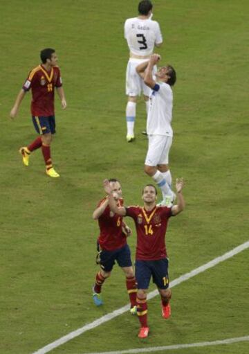 Soldado es felicitado por Iniesta en el 2-0 mientras los jugadores uruguayos se lamentan.