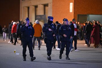 Agentes de policía patrullan mientras los aficionados abandonan el estadio Rey Balduino tras el partido de fútbol de clasificación para la Eurocopa 2024 entre Bélgica y Suecia en Bruselas el 16 de octubre de 2023, después de que dos suecos murieran a tiros en un ataque en Bruselas.