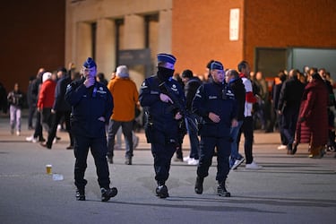Agentes de policía patrullan mientras los aficionados abandonan el estadio Rey Balduino tras el partido de fútbol de clasificación para la Eurocopa 2024 entre Bélgica y Suecia en Bruselas el 16 de octubre de 2023, después de que dos suecos murieran a tiros en un ataque en Bruselas.