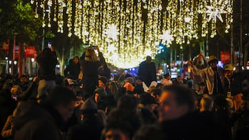 Cientos de personas durante el encendido de las luces de Navidad de Barcelona, a 22 de noviembre de 2025, en Barcelona, Catalunya (España). Este año, el Ayuntamiento de Barcelona ha aumentado un 15% el presupuesto destinado a la iluminación de Navidad, que alcanza los 3,8 millones de euros. Además, la capital catalana suma 16 kilómetros de alumbrado adicionales, alcanzando un total de 126 kilómetros de luces.
22 NOVIEMBRE 2025;LUCES;ENCENDIDO;NAVIDAD;INAUGURACIÓN;DECORACIÓN;DECORACIÓN NAVIDEÑA;
Kike Rincón / Europa Press
22/11/2025