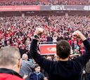 Baño de cerveza para Xabi luego de conseguir un histórico título con el Leverkusen