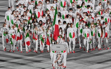 La abanderada de Italia Jessica Rossi (izq.) Y la abanderada de Italia Elia Viviani encabezan la delegación durante la ceremonia de apertura de los Juegos Olímpicos de Tokio 2020