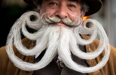 El municipio alemán de Egin am See, en el estado de Baviera, acogió el Campeonato del Mundo de barba y bigote, una competición que tiene lugar cada dos años desde 1990 y que otorga premios en tres modalidades: bigote, barba parcial y barba completa. En la imagen, el austriaco Norbert Dopf posa orgulloso de su poblado vello facial. 