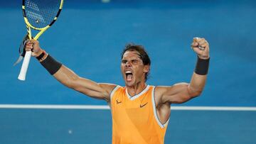 Gigante Nadal: borra a Tsitsipas y jugar¨¢ su 5? final en Australia