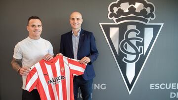 05-09-23. ROQUE MESA POSA CON EL PRESIDENTE EJECUTIVO DAVID GUERRA TRAS FIRMAR SU CONTRATO COMO NUEVO JUGADOR DEL SPORTING.