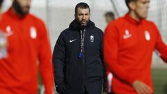 Diego Mart&iacute;nez durante un entrenamiento del Granada.