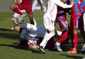 ?Cae Ramos dentro del ¨¢rea al intentar rematar una falta y el colegiado pita falta en ataque sobre Marcone!.