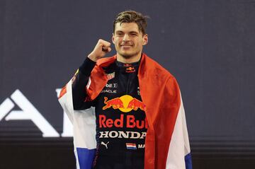 Celebración de Max Verstappen tras proclamarse campeón del mundo de la Fórmula 1 en el circuito de Yas Marina. 