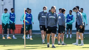 Pellegrini, con sus jugadores en un entrenamiento. 