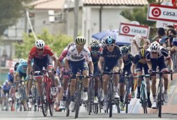 Llegada a meta del grupo de la maglia rosa, Bob Jungels.