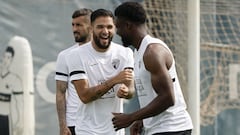 Anto&ntilde;&iacute;n bromea con Sekou durante el entrenamiento de este jueves.