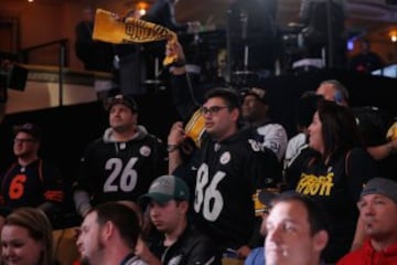 Aficionados de los Pittsburgh Steelers celebran la elección de Artie Burns.