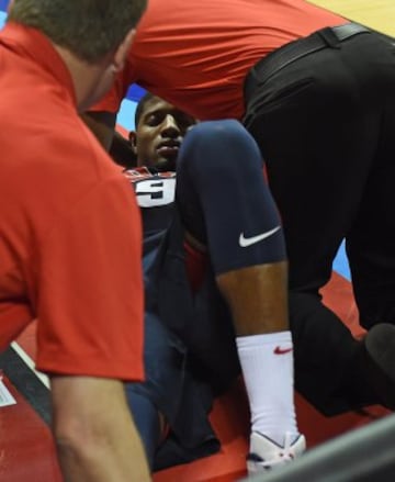 Paul George es atendido tras su lesión.