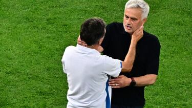 Soccer Football - Europa League - Final - Sevilla v AS Roma - Puskas Arena, Budapest, Hungary - June 1, 2023 AS Roma coach Jose Mourinho shakes hands with Sevilla coach Jose Mendilibar after the match REUTERS/Marton Monus