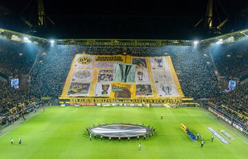 El estadio del Borussia de Dortmund, Signal Iduna Park, es uno de los feudos más famosos y con mayor ambiente de Europa. Situado en la ciudad de Dortmund, en el estado federado de Renania del Norte-Westfalia, al oeste de Alemania. Es el quinto estadio más grande de Europa, y el tercer hogar más grande de un club europeo de primer nivel después del Camp Nou y el Estadio Santiago Bernabéu.