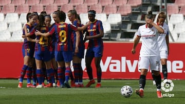 Jugadoras del Bar&ccedil;a celebran un gol ante el Sevilla. 