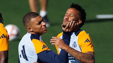 Mbappé bromea con Militao durante un momento del último entrenamiento del Real Madrid.