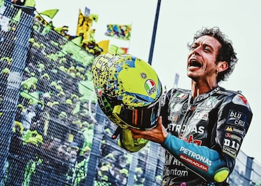 Valentino Rossi anunció el jueves de Austria 1, en agosto, que colgaría el mono al acabar la temporada y a partir de ahí cada carrera fue una despedida, hasta la definitiva, el 14 de noviembre en Valencia. Lo hizo tras una carrera digna en la que finalizó décimo, a sus 42 años, y con una sonrisa de oreja a oreja. Lejos de llorar roto por la emoción, lo que estaba era inmensamente feliz tras cerrar 26 temporadas saldadas con 9 títulos y la etiqueta, para muchos, de ser el mejor piloto de la historia. 
