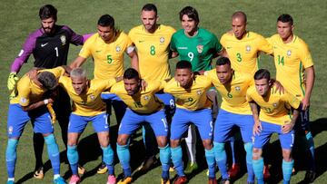 Marcelo Moreno, en la fila de arriba entre Renato Augusto y Miranda, en la foto de Brasil antes del partido contra Bolivia.
