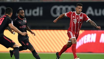 Bayern Munich's midfielder Corentin Tolisso (R) and Arsenal forward Alexandre Lacazette vie for the ball during the International Champions Cup football match between Bayern Munich and Arsenal in Shanghai July 19, 2017. / AFP PHOTO / Johannes EISELE