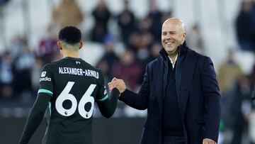 Soccer Football - Premier League - West Ham United v Liverpool - London Stadium, London, Britain - December 29, 2024 Liverpool's Trent Alexander-Arnold and manager Arne Slot celebrate after the match REUTERS/Isabel Infantes EDITORIAL USE ONLY. NO USE WITH UNAUTHORIZED AUDIO, VIDEO, DATA, FIXTURE LISTS, CLUB/LEAGUE LOGOS OR 'LIVE' SERVICES. ONLINE IN-MATCH USE LIMITED TO 120 IMAGES, NO VIDEO EMULATION. NO USE IN BETTING, GAMES OR SINGLE CLUB/LEAGUE/PLAYER PUBLICATIONS. PLEASE CONTACT YOUR ACCOUNT REPRESENTATIVE FOR FURTHER DETAILS..