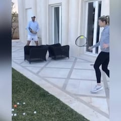 Bombazos del confinamiento: Nadal enseñando al mundo el estilo de su hermana Maribel al tenis