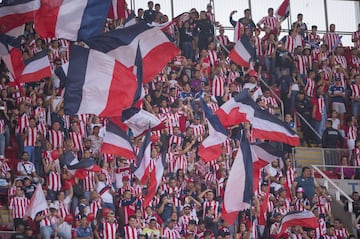 Calor, sol y pasión: el color de la afición en el Estadio Chivas