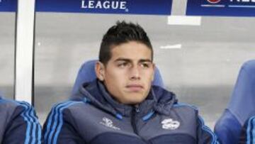 CON CARA DE CIRCUNSTANCIAS. James sufrió el frío en el banquillo en el partido ante el Shakhtar.