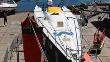 <b>VOLVO OCEAN RACE. </b>El equipo de tierra del barco español 'Movistar' durante los trabajos de reparación en Río de Janeiro.