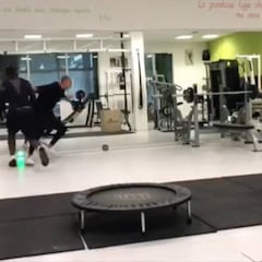 Balotelli estalla a su entrenador contra un espejo