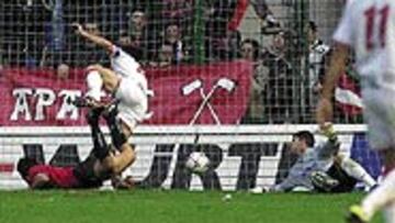 <B>ENFADO</B>. El gol que marcó Aloisi con la mano no es la única queja que tiene el Sevilla de Pérez Lasa.