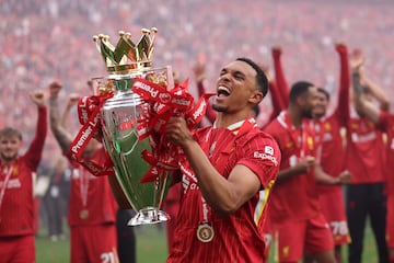 Ya se ha hecho oficial. El jugador nacido en West Derby, Trent Alexander-Arnold, vestir la camiseta del Real Madrid la temporada que viene. Ha terminado su contrato con el Liverpool y ha llegado al Madrid de la mano de su amigo Bellingham para competir por minutos con el recuperado Carvajal, aunque dando tambin la opcin de jugar como interior en un centro del campo protegido por tres centrales.