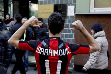 Un aficionado milanista con la camiseta del sueco de su primera etapa en el Milan.