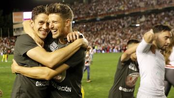 Galán se abraza con Elustondo en la celebración del ascenso.