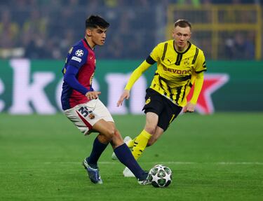 Gerard Martin pasa el balón ante la presión de Maximilian Beier.