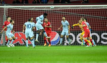Thomas anot¨® en propia puerta el 1-0 para el Leverkusen.