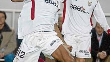 <b>MESSI AL SUELO. </b>El argentino se arroja a pies de Kanouté y Maresca pide falta, en el Sevilla-Barcelona.