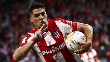 Luis Suárez se besa los dedos en su gesto habitual cuando marca.