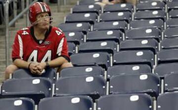 Aquí un fan de Atlanta que se compró un casco en la primera Super Bowl de los Falcons y desde entonces está esperando para comprarse uno nuevo, seguro que hoy lo renueva.