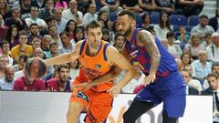 San Emeterio intenta superar a Adam Hanga en la Supercopa Endesa.