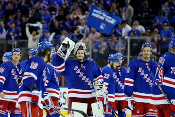 New York Rangers goaltender Igor Shesterkin (31) waves to the crowd 