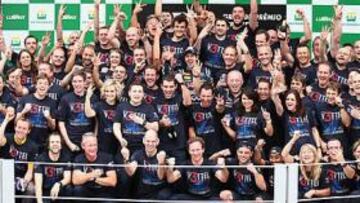 <b>FOTO DE FAMILIA. </b>Todos los integrantes de Red Bull posaron en el podio de Interlagos junto a Sebastian Vettel para celebrar el tricampeonato del piloto alemán.