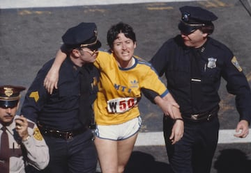 La ganadora de maratón... que usó el Metro. En la Maratón de Boston de 1980 la "atleta", hasta ese momento totalmente desconocida Rosie Ruiz, surgió de la nada en la última milla para ganar la carrera femenina. Ruiz no apareció en ninguna de las fotografías de la carrera de los líderes a lo largo de la misma. Ruiz terminó la maratón en un tiempo record de 2:31 pero todo hizo sospechar a los jueces que notaron que no parecía estar fatigada ni sudando al cruzar la línea final. Ruiz tampoco era capaz de recordar los detalles de su ruta. Fue descalificada cuando alguien aseguró haberle visto yendo en Metro durante la carrera.